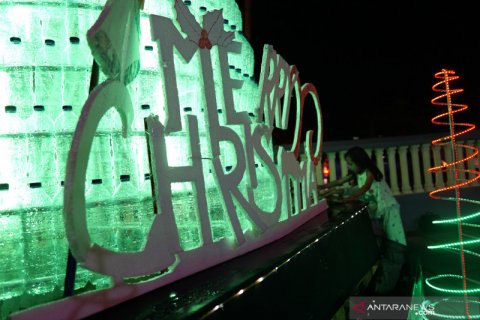 Pohon Natal dari limbah botol plastik