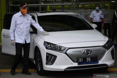 Kemenhub ganti kendaraan operasional jadi motor dan mobil listrik