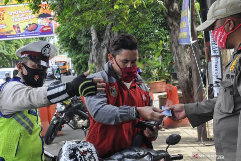 Penyekatan mobilitas warga di perbatasan Jakarta