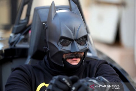 Batman bagikan masker di Kairo