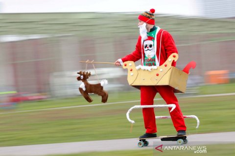Sinterklas kendarai skateboard elektrik jelang Natal di Berlin
