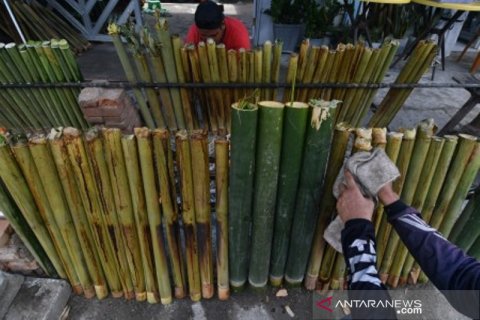 Penjualan nasi bambu di Palu