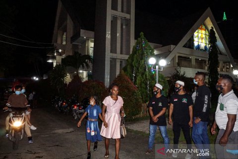 Pemuda muslim bantu pengamanan gereja saat misa Natal di Jayapura