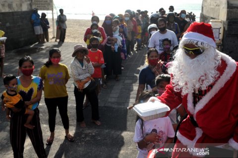 Sinterklas bagi makanan gratis di Legian Bali