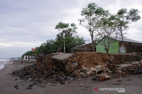 Abrasi akibat gelombang tinggi di Takalar