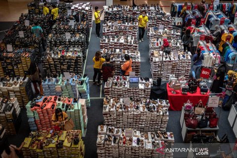 Program diskon akhir tahun di pusat perbelanjaan