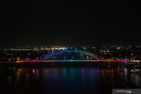 Ribuan lampu warna-warni hiasi Jembatan Musi VI