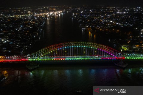 Ribuan lampu warna-warni hiasi Jembatan Musi VI di Palembang