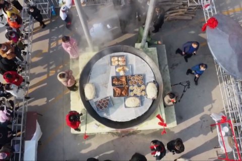 10 koki memasak semur dengan panci raksasa di Mongolia Dalam