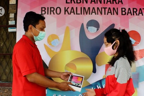 Antara Kalbar serahkan bantuan pendidikan siswa terdampak COVID-19