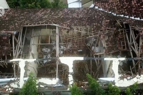 Hujan angin robohkan atap SMK di Ngawi