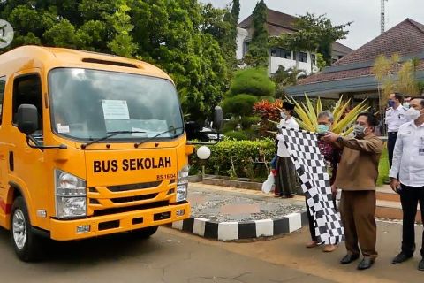Kemenhub serahkan bantuan bus sekolah untuk ponpes