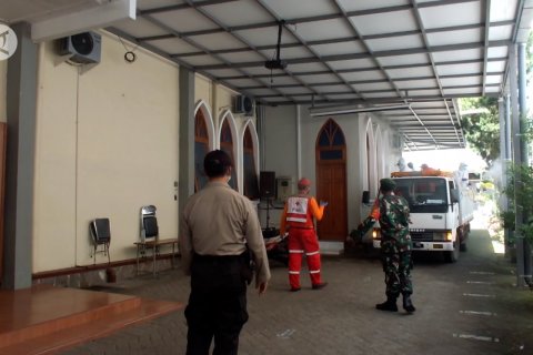 PMI Jember lakukan penyemprotan disinfektan di 100 gereja