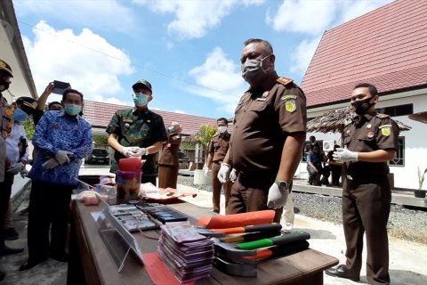 Kejari Gunung Mas musnahkan barang bukti kejahatan tahun 2020