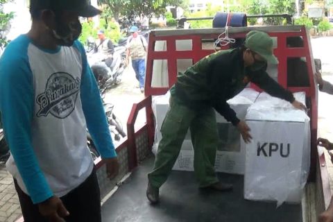 KPU Cilegon distribusikan logistik APD pastikan keamanan protokol kesehatan di TPS