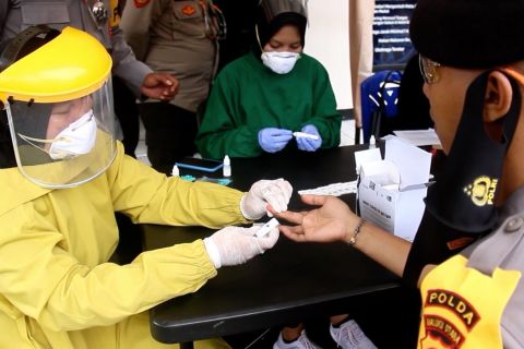Ratusan personel Polda Maluku Utara lakukan tes cepat COVID-19
