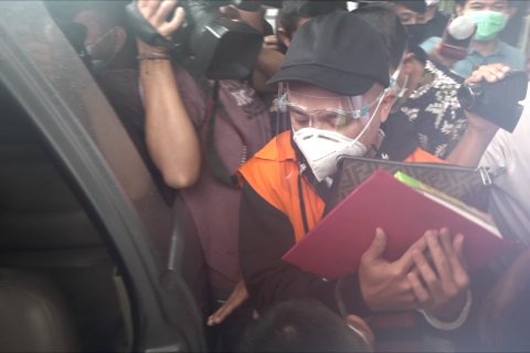 KPK tahan tersangka HS kasus korupsi bansos COVID-19