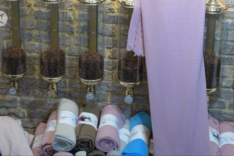 Kafe trendi di Istanbul beralih ke tekstil demi bertahan di tengah pandemi