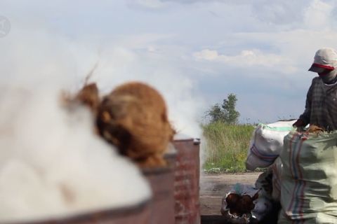 Pengusaha arang batok kelapa di Banyuasin terus mengasap saat pandemi