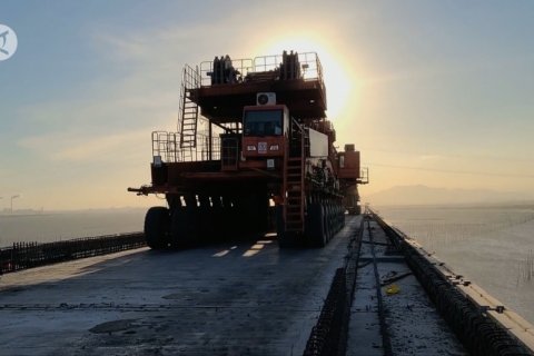 Mesin raksasa bantu pembangunan jalur kereta cepat lintas laut pertama China