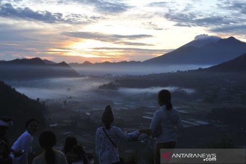 Menikmati matahari terbit pertama tahun 2021