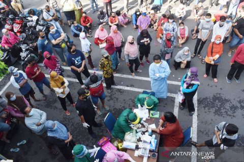 Rapid test bagi pedagang dan pengunjung pasar di Madiun
