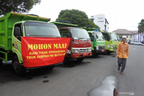 Truk pengangkut sampah Pemkab Jember berhenti beroperasi akibat tak bisa beli BBM
