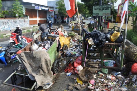 Sampah menumpuk akibat truk pengangkut tidak beroperasi