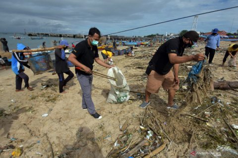 Beach clean up and brand audit