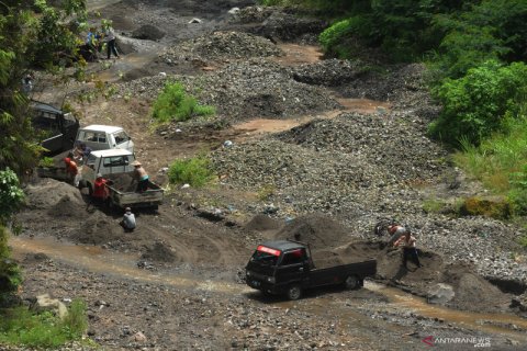 Penambang pasir di kaki Gunung Merapi