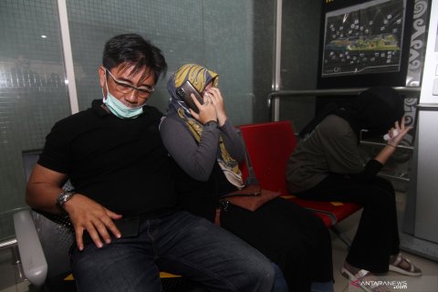 Kerabat penumpang Sriwijaya Air SJY 182 menunggu di Bandara Supadio