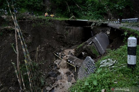 Jembatan ambrol di Garut
