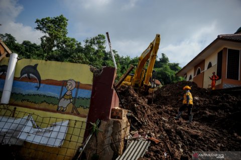 Pencarian korban tanah longsor Cimanggung