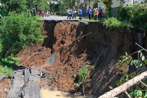 Jalan Wonosobo-Kebumen longsor