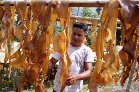 Produksi kerupuk kulit terkendala cuaca