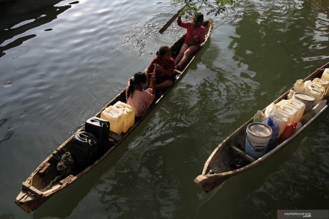 Warga Suku Bajo ambil air bersih ke pesisir