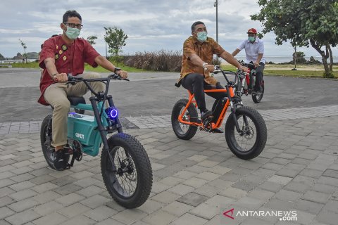 Naik sepeda listrik, Sandiaga Uno tinjau Mandalika yang akan jadi tuan rumah MotoGP