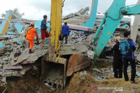 Pencarian korban gempa di Rumah Sakit Mitra Manakarra