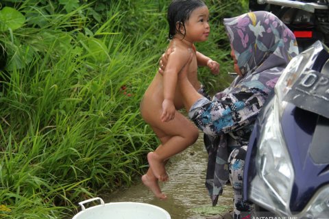 Kebutuhan air bersih di lokasi pengungsian korban gempa bumi Sulawesi Barat