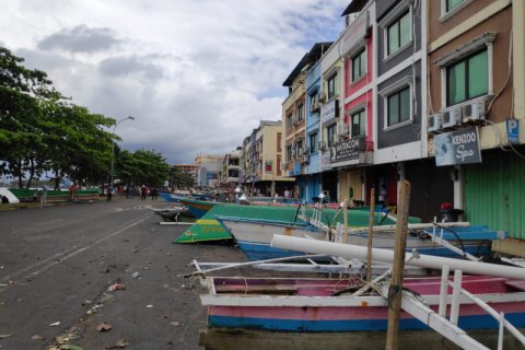 Perahu parkir gantikan mobil  di depan pertokoan Megamal