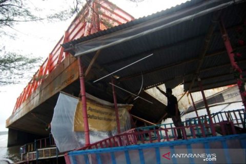 Kapal Tongkang Terdampak Di Tegal
