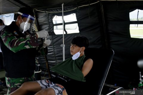 KRI dr Soeharso rawat korban gempa bumi