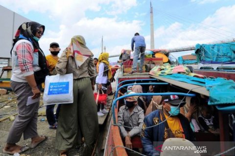 Warga Terdampak Jalan Rusak Gunakan Transportasi Sungai