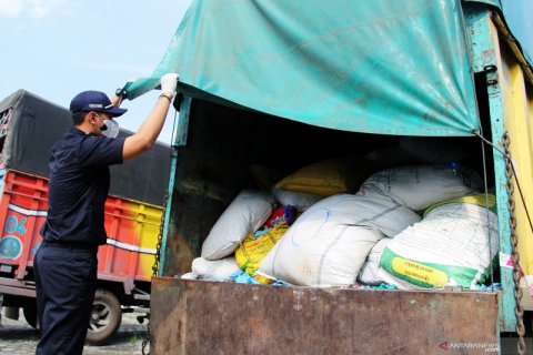 Bea Cukai Dumai amankan upaya penyelundupan APD bekas dari Malaysia