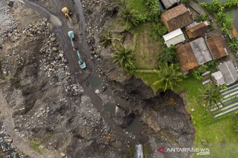 Tambang pasir di kaki Gunung Galunggung