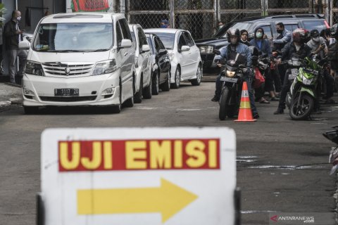 Uji emisi kendaraan di Jakarta