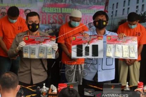 Pengungkapan Peredaran Dollar Palsu Di Bandara