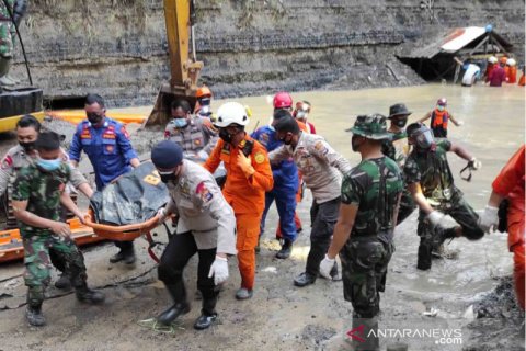 Tanah longsor di tambang batu bara