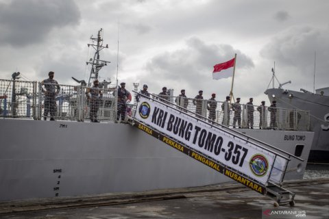 Upacara pemberangkatan KRI Bung Tomo dan John Lie