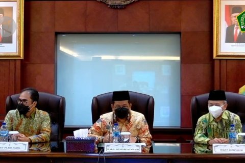 Wamenag serahkan sertifikat halal vaksin Sinovac ke Bio Farma